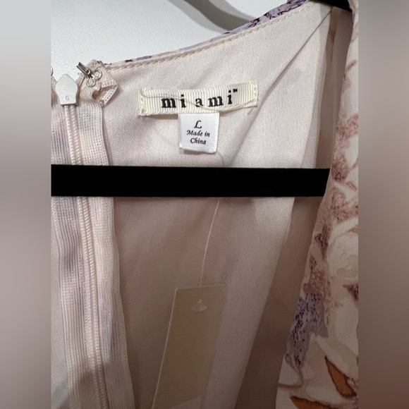 NEW WITH TAGS Francesca’s Womens Floral Romper Size - Large - Picture 5 of 5